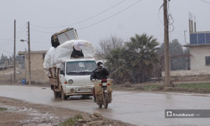 نزوح الأهالي من ريف حلب الغربي إلى ريف حلب الشمالي بالقرب من الحدود السورية التركية - 12 من شباط 2020 (عنب بلدي)