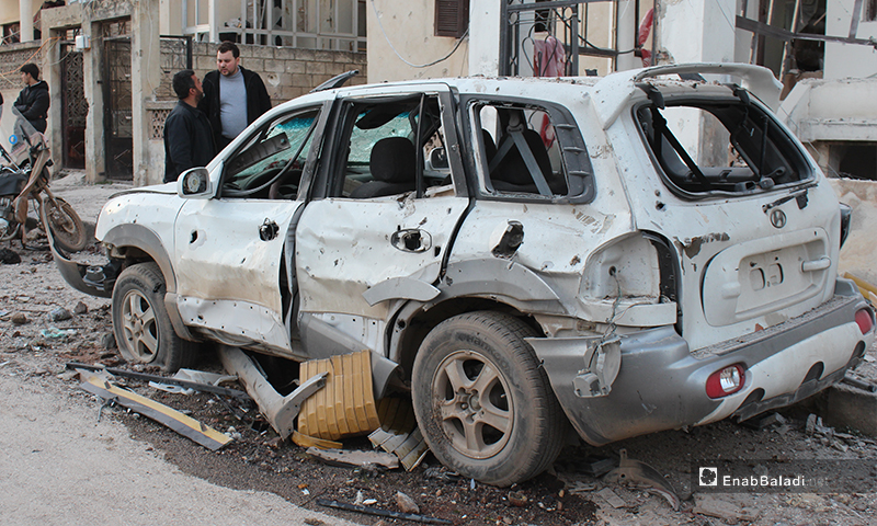 ضحايا مدنيون نتيجة استهداف طيران النظام مدرسة تؤوي نازحين في مدينة معرتمصرين 25 من شباط 2020 (عنب بلدي)