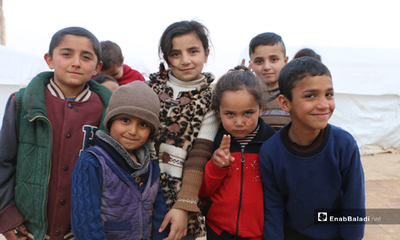 مايقارب 175 عائلة مهجرة من ريفي إدلب وحلب يتخذون من باحة مدرسة مدمرة في قرية قبتان شرقي مدينة اخترين في حلب-19 من شباط (عنب بلدي)