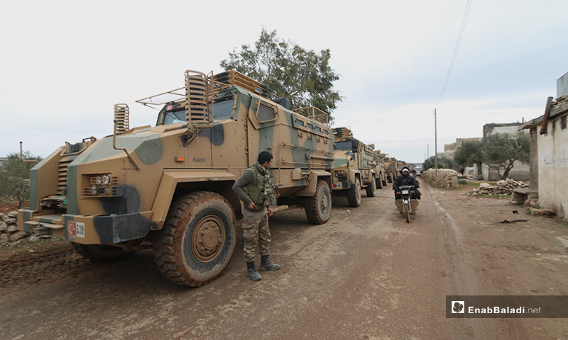 قوات تركية خلال إنشاء نقطة عسكرية جديدة للجيش التركي في بلدة ترمانين شمالي إدلب - 15 شباط 2020 (عنب بلدي)