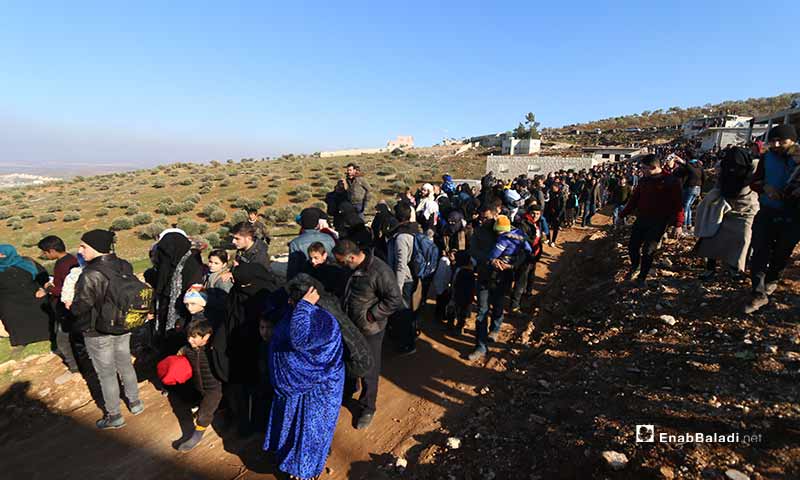 متظاهرون سوريون في حملة من إدلب إلى برلين على الحدود السورية التركية - 2 شباط 2020 (عنب بلدي)