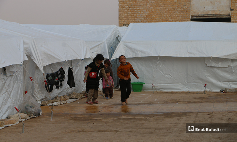 مايقارب 175 عائلة مهجرة من ريفي إدلب وحلب يتخذون من باحة مدرسة مدمرة في قرية قبتان شرقي مدينة اخترين في حلب-19 من شباط (عنب بلدي)