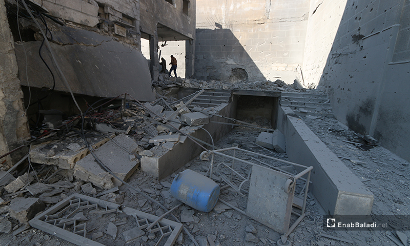 آثار الدمار الذي خلفه قصف الطيران الروسي على مشفى كنانة في مدينة دارة عزة غربي حلب 17 من شباط 2020 (عنب بلدي)
