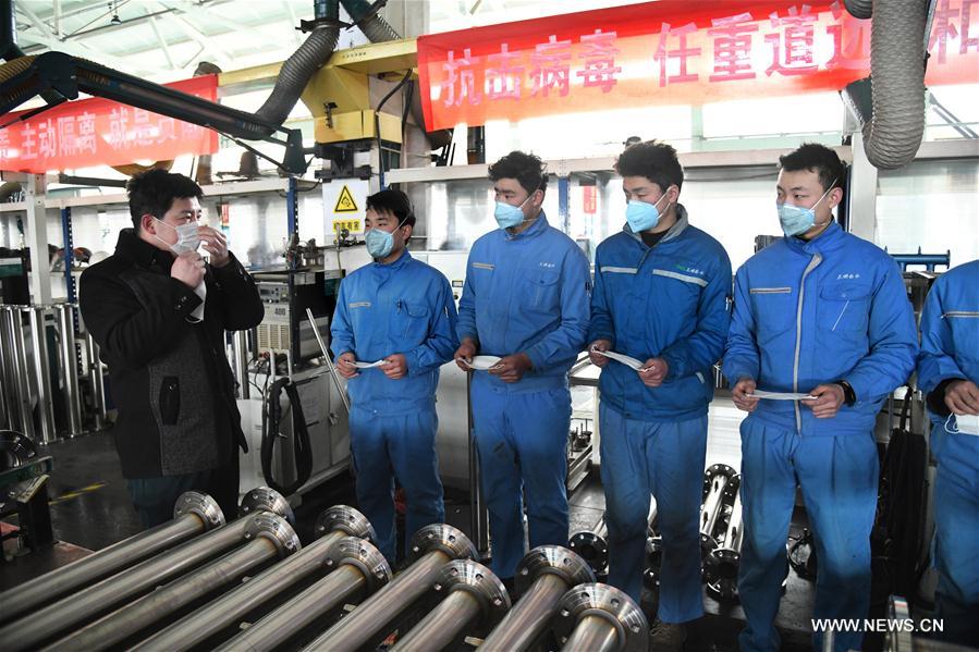 عمال صينيون يتدربون على الوقاية من فيروس "كورونا" شرق الصين يوم الأحد 9 من شباط 2020 - (وكالة شينخوا)