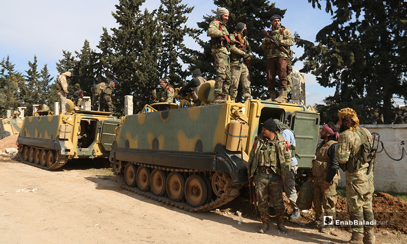 مقاتلون في "الجبهة الوطنية للتحرير" خلال التجهيز لعملية عسكرية في إدلب بمشاركة جنود أتراك - 10 من شباط 2020 (عنب بلدي)