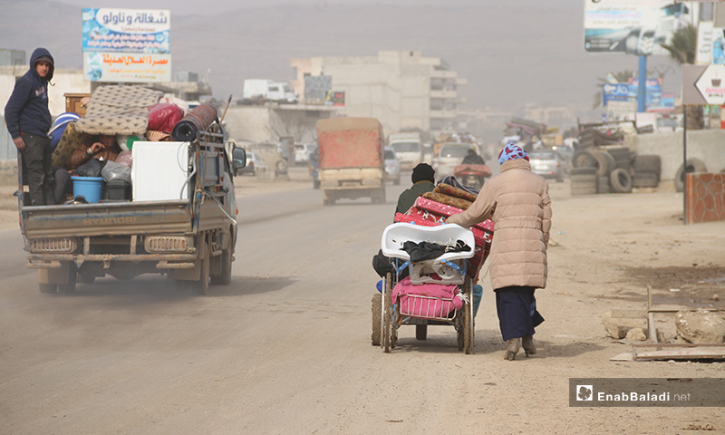 نزوح الأهالي من منطقة الأتارب غربي حلب مشيًا على الأقدام نتيجة تقدم قوات النظام والقصف المكثف لقوات النظام على المنطقة - 11 شباط 2020 (عنب بلدي)