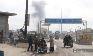 نزوح الأهالي من منطقة الأتارب غربي حلب مشيًا على الأقدام نتيجة تقدم قوات النظام والقصف المكثف لقوات النظام على المنطقة - 11 شباط 2020 (عنب بلدي)
