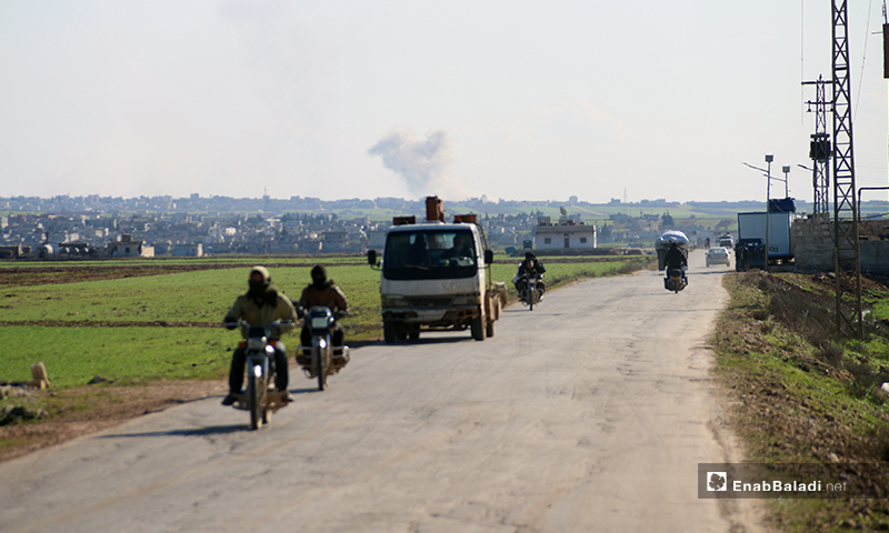 نازحون يحاولون الهروب من الغارات الجوية غربي حلب- 9 من شباط 2020 (عنب بلدي)