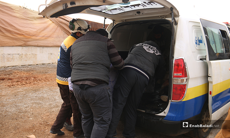 هرعت فرق الدفاع المدني لمكان القصف، باحثة عن ناجين. 