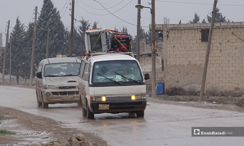 نزوح الأهالي من ريف حلب الغربي إلى ريف حلب الشمالي بالقرب من الحدود السورية التركية - 12 من شباط 2020 (عنب بلدي)