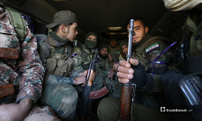 مقاتلون في "الجبهة الوطنية للتحرير" يستعدون للانطلاق لمعركة النيرب شرقي ادلب - 20 من شباط 2020 (عنب بلدي)