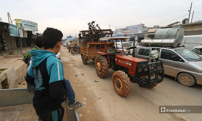مئات المركبات المحملة بالنازحين تتجه من ريف إدلب الشرقي إلى الحدود التركية 4 شباط 2020 (عنب بلدي)
