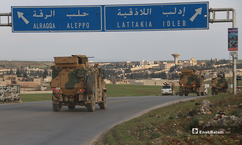 الرتل التركي المكون من 25 آلية وهو يدخل الأراضي السورية في مدينة الأتارب-3 من شباط (عنب بلدي)