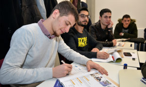 طلاب سوريون يتعلمون اللغة التركية (YTB)
