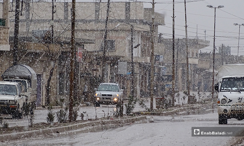 صور تظهر الثلوج التي هطلت بعموم الشمال السوري من خلال بلدة دابق شمالي حلب- 8 من شباط (عنب بلدي)
