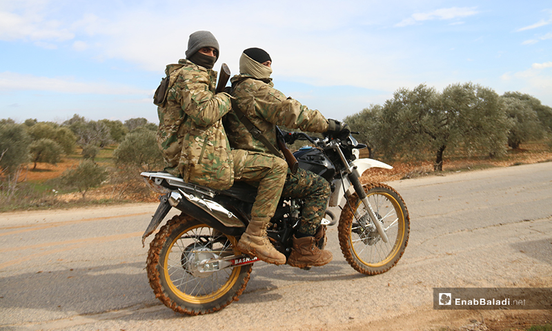 مقاتلون في "الجبهة الوطنية للتحرير" خلال التجهيز لعملية عسكرية في إدلب بمشاركة جنود أتراك - 10 من شباط 2020 (عنب بلدي)