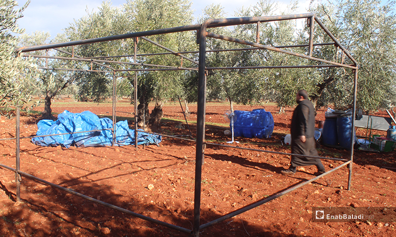إنشاء مخيم جديد على أطراف قرية كفتين في محافظة إدلب 10 من شباط 2020 (عنب بلدي)