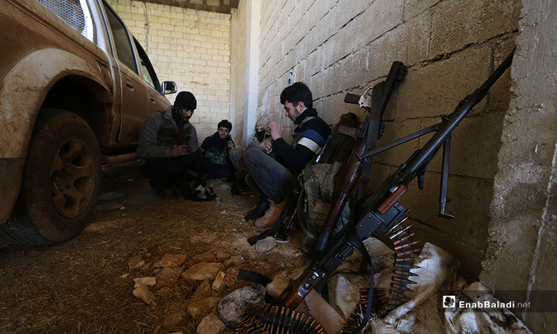 عناصر في "الجبهة الوطنية للتحرير" يستعدون لدخول معركة النيرب شرقي إدلب - 20 من شباط 2020 (عنب بلدي)