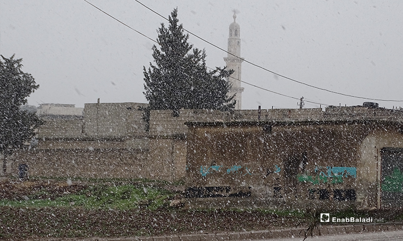 صور تظهر الثلوج التي هطلت بعموم الشمال السوري من خلال بلدة دابق شمالي حلب- 8 من شباط (عنب بلدي)
