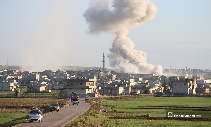 تصاعد الدخان آثر إلقاء طيران النظام براميل متفجرة على بلدة كفرنوران غرب حلب - 9 من شباط 2020 (عنب بلدي)