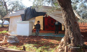 إنشاء مخيم جديد على أطراف قرية كفتين في محافظة إدلب 10 من شباط 2020 (عنب بلدي)