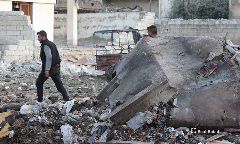 ضحايا مدنيون نتيجة استهداف طيران النظام مدرسة تؤوي نازحين في مدينة معرتمصرين 25 من شباط 2020 (عنب بلدي)
