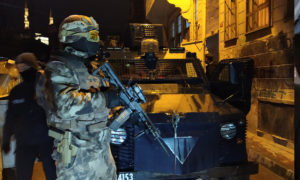 القوات الخاصة خلال عملية مداهمة في منطقة الفاتح في إسطنبول (Sozcu)