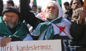 تظاهر الأهالي عند معبر باب السلامة الحدودي مع تركيا مطالبين باستمرار المعارك ضد النظام - 25 شباط 2020 (عنب بلدي)