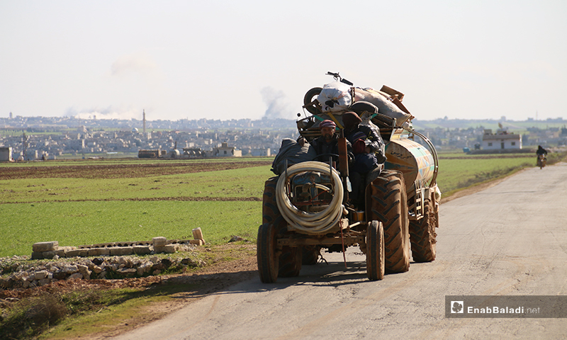 عائلة تهرب من الغارات الجوية غربي حلب- 9 من شباط 2020 (عنب بلدي)