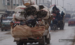 نزوح الأهالي من ريف حلب الغربي إلى ريف حلب الشمالي بالقرب من الحدود السورية التركية - 12 من شباط 2020 (عنب بلدي)