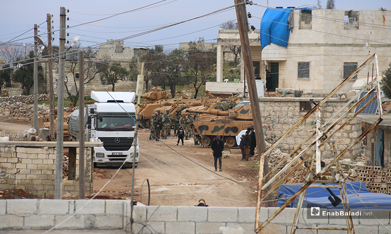 قوات تركية خلال إنشاء نقطة عسكرية جديدة للجيش التركي في بلدة ترمانين شمالي إدلب - 15 شباط 2020 (عنب بلدي)