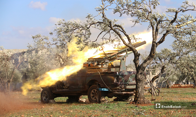 قوات المدفعية في "الجبهة الوطنية للتحرير" تستهدف تمركزات قوات النظام في بلدة النيرب شرقي إدلب - 20 من شباط 2020 (عنب بلدي)