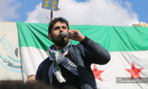 تظاهر الأهالي عند معبر باب السلامة الحدودي مع تركيا مطالبين باستمرار المعارك ضد النظام - 25 شباط 2020 (عنب بلدي)