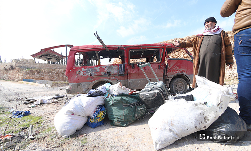 حافلة كانت ستنزح فيها عائلة قتلت بقصف الطيران الروسي في جمعية الرحال بريف حلب - 3 من شباط 2020 (عنب بلدي)