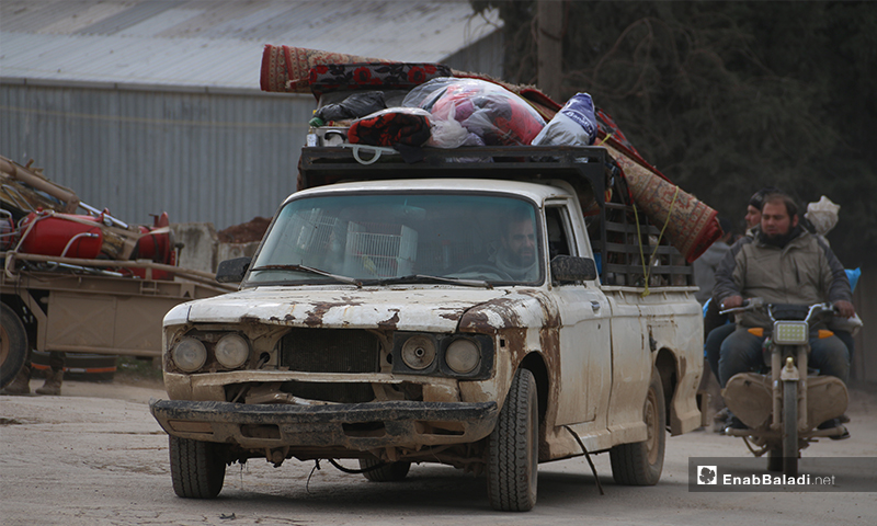نزوح الأهالي من منطقة الأتارب غربي حلب نتيجة تقدم قوات النظام والقصف المكثف لقوات النظام على المنطقة - 11 شباط 2020 (عنب بلدي)