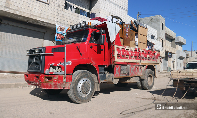 سيارت شحن كبيرة تخرج أثاث منزل عائلة غربي حلب - 9 من شباط 2020 (عنب بلدي)