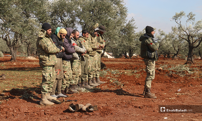 مقاتلون في "الجبهة الوطنية للتحرير" يقيمون الصلاة خلال التجهيز لعملية عسكرية في إدلب بمشاركة جنود أتراك - 10 من شباط 2020 (عنب بلدي)