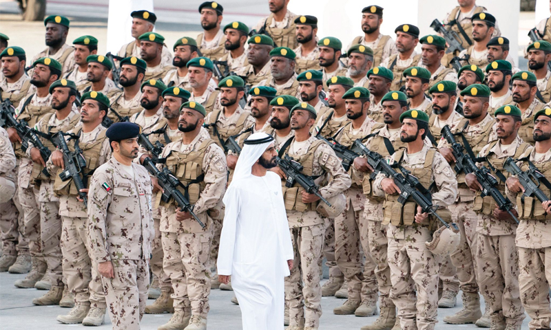 نائب رئيس الدولة رئيس مجلس الوزراء حاكم دبي، محمد بن راشد آل مكتوم، وهو يتفقد الجيش الإماراتي بعد سحب القوات من اليمن- 10 من شباط (Emaratyah)