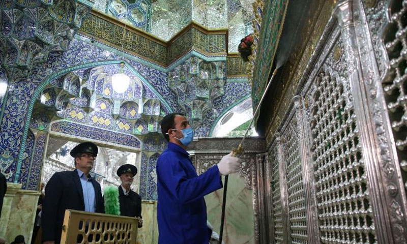 تعقيم مسجد في إيران (CNN)