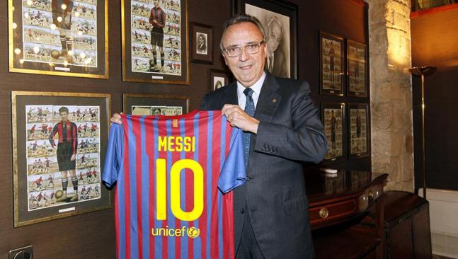 جوان جاسبارت ، الرئيس السابق ونائب رئيس برشلونة السابق ، يرتدي قميص ميسي (mundodeportivo)