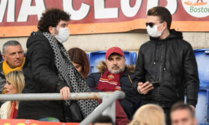 مشجعون يرتدون الكمامات الطبية أثناء إحدى مباريات الدوري الإيطالي (بي ان سبورتس)
