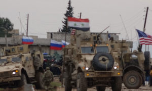 صدام بين دورية أمريكية وقوات النظام السوري بوجود الشرطة العسكرية الروسية بريف القامشلي - 12 من شباط 2020 (مراسل قناة روسيا اليوم/ تويتر)