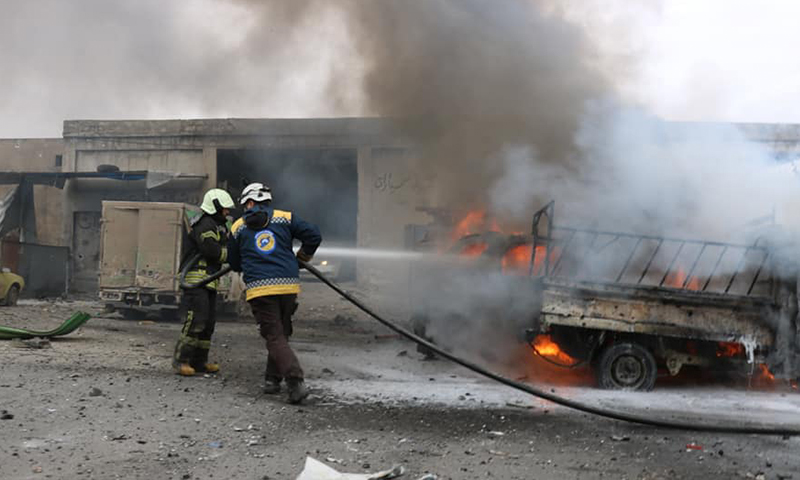 عناصر من الدفاع المدني تخمد حريقًا نتج عن الغارات الجوية على مدينة إدلب 11 من شباط 2020 (حساب الدفاع المدني على فيس بوك)