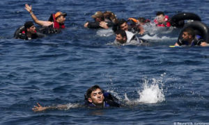 مهاجرون من ليبيا إلى إيطاليا بعد غرق قاربهم أمام السواحل الإيطالية (رويترز)