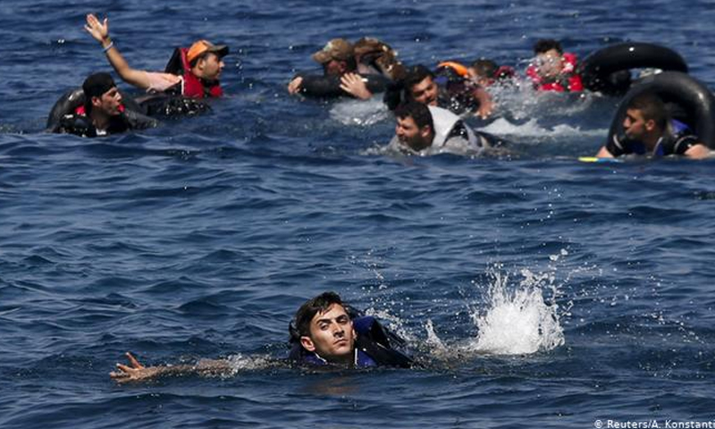 مهاجرون من ليبيا إلى إيطاليا بعد غرق قاربهم أمام السواحل الإيطالية (رويترز)