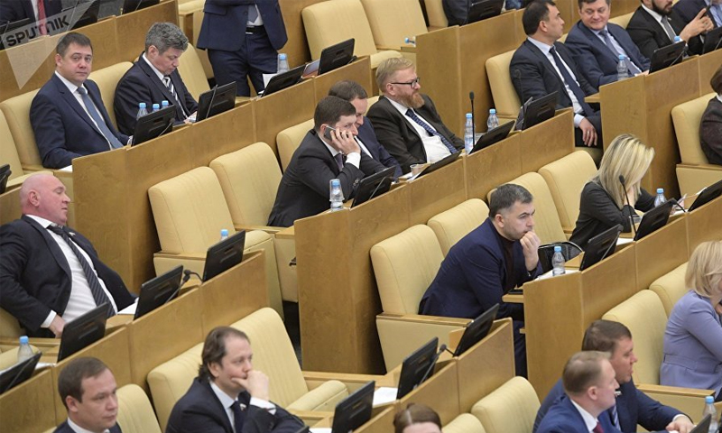 أعضاء في مجلس الدوما الروسي خلال أحد الاجتماعات (سبوتنيك)