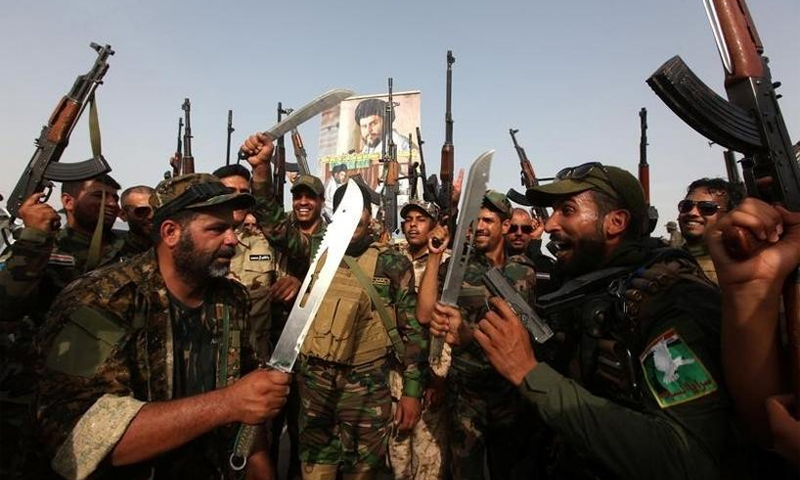 مقاتلون من "سرايا السلام" التابعة لمقتدى الصدر خلال عرض عسكري في شارع في مدينة النجف في جنوب العراق - أيار 2016 (رويترز)