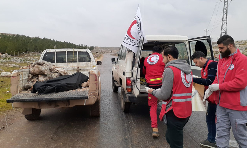 الهلال الأحمر السوري خلال استلام رفات أحد عناصر الميليشيات الإيرانية - 21 شباط 2020 (ناشطون)