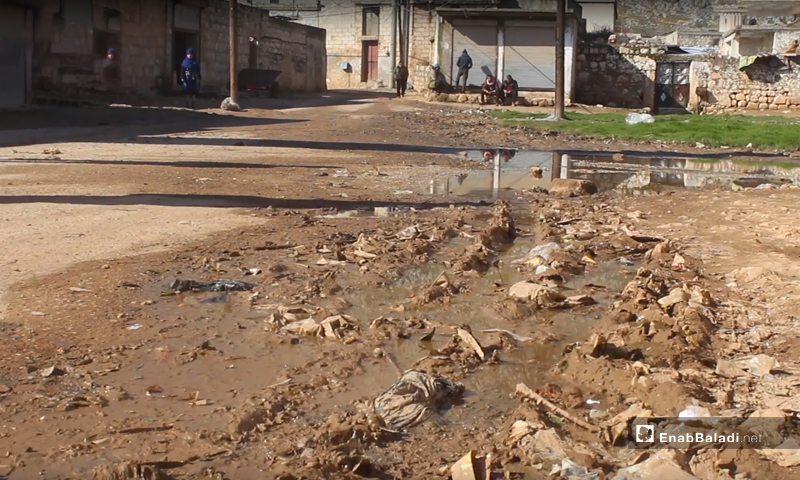 تجمع مياه الصرف الصحي أمام منازل السكان في قرية سردين بريف إدلب - شباط 2020 (عنب بلدي)