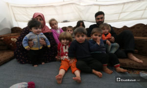 عائلتان نازحتان يقيمان في خيمة واحدة بمخيم معردبسة 22 من شباط 2020 (عنب بلدي) 
